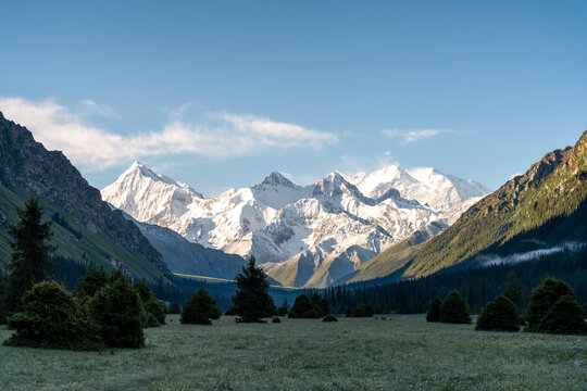 新疆昭蘇夏塔雪山