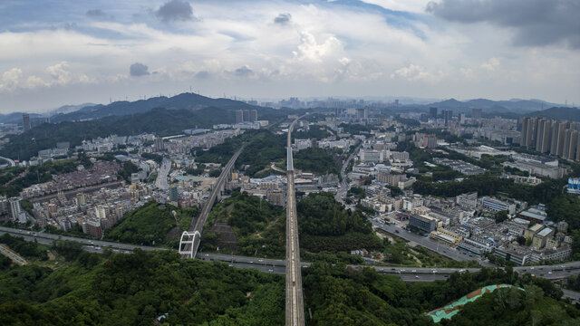 航拍深圳龍華發(fā)展與軌道交通