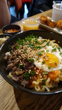 韓式辣牛肉面配雞蛋和芝麻