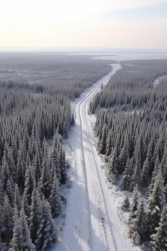 冬季公路蜿蜒穿過白雪皚皚的森林