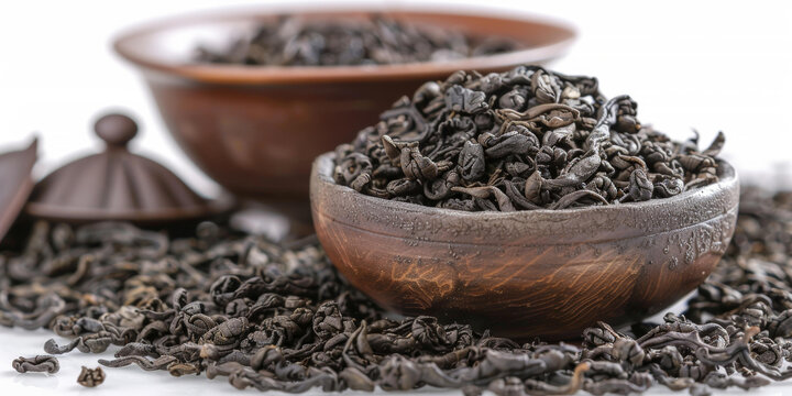 黑茶裝在一個(gè)木碗里灑在桌子上