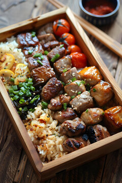 日式便當盒，有烤豬肉、蔬菜和米飯