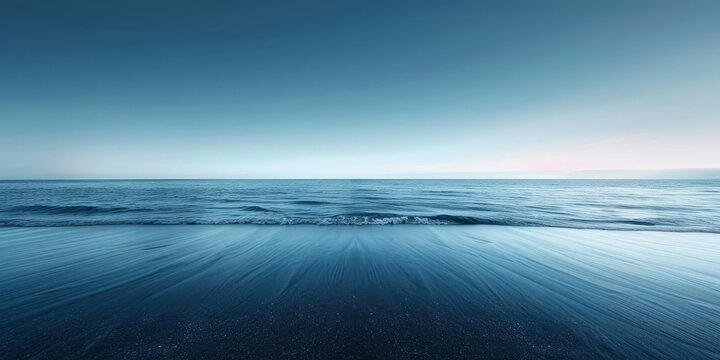寧靜的深藍(lán)色海洋和黑色沙灘的極簡主義海景
