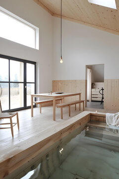 現(xiàn)代簡約木屋內(nèi)景帶熱水浴缸