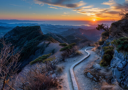 夕陽下的山間小路
