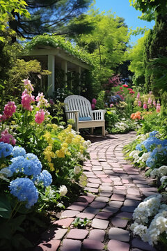 美麗的花園小屋與白色長椅