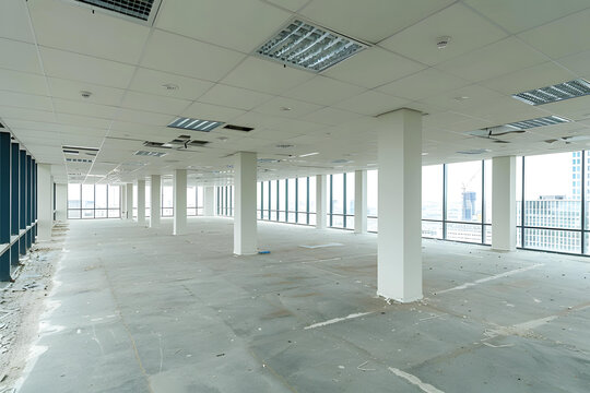 空曠的辦公室空間，大窗戶和水泥地面