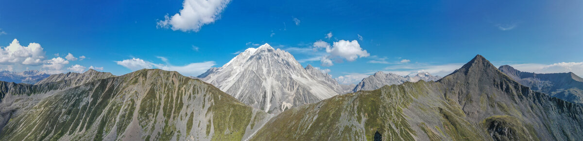 雅拉雪山全景圖