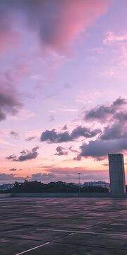 停車場夕陽下的紫色天空