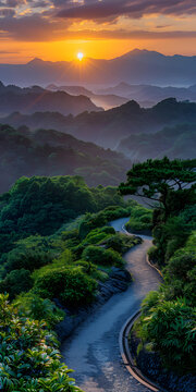 夕陽西下，山間小路蜿蜒曲折，綠樹成蔭