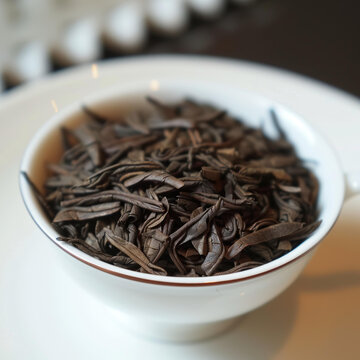 一碗白瓷碗里裝著烏龍茶葉