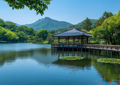 寧靜的山間湖泊涼亭