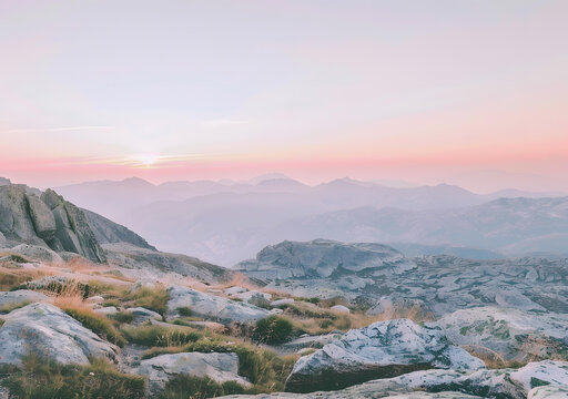 夕陽(yáng)下壯麗的山脈景觀