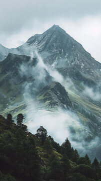迷霧山峰的AI圖片