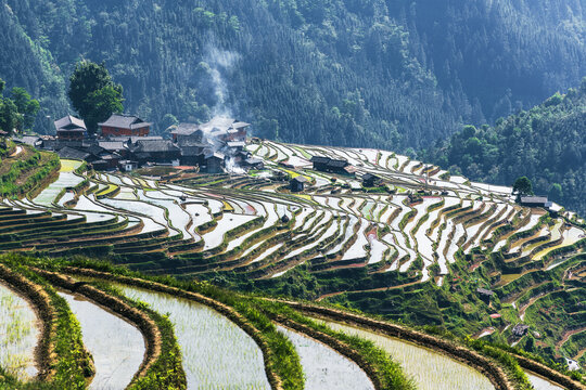 梯田鄉(xiāng)村炊煙