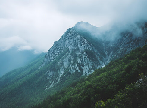 云霧繚繞的山峰
