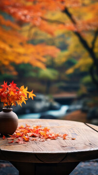 紅楓葉插花與木質(zhì)桌子