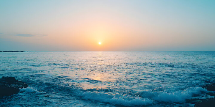 平靜的海面上的夕陽景色