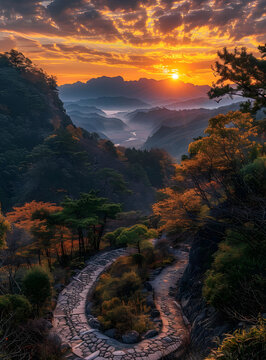 秋日山谷中的蜿蜒石徑