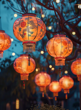 掛在樹上的紅色中國燈籠