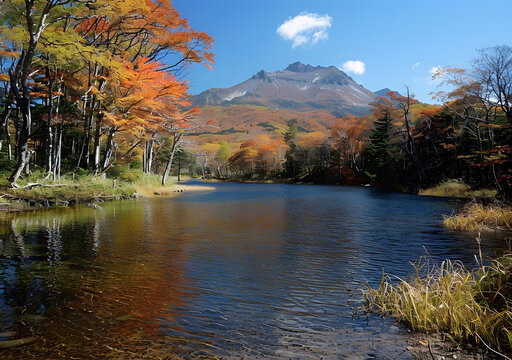 在日本美麗的秋葉中進(jìn)行登山