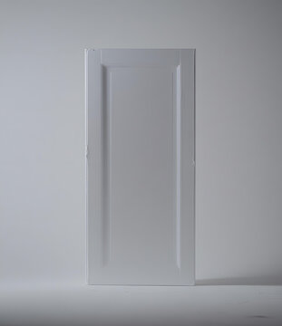 白色背景上的白色木門(mén)
