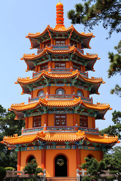中國傳統(tǒng)建筑-橙色綠色屋頂?shù)膶毸? style=