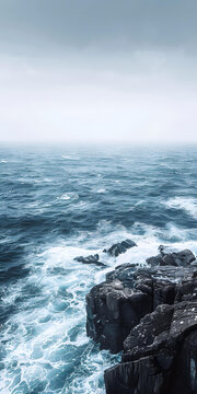 海浪拍打巖石海岸