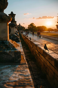 夕陽下古城石墻小路上的鳥兒和行人