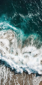 海浪拍打沙灘的航片