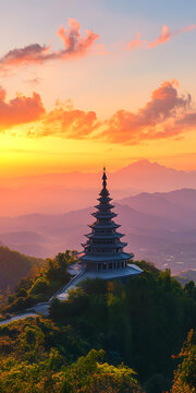 山頂夕陽下的寶塔