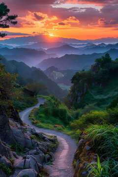 夕陽下蜿蜒的山間小路