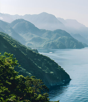 碧綠山巒與寧靜藍海交匯的壯麗景色