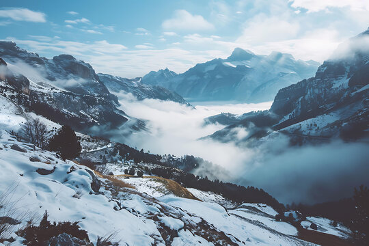 云霧繚繞的雪山風(fēng)景