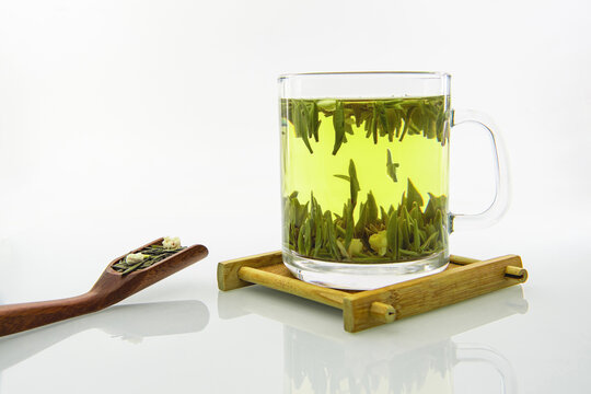 一杯茉莉花綠茶水