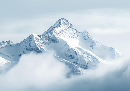 云層中涌現(xiàn)的雪山山峰