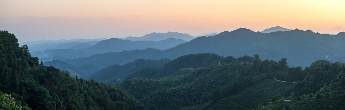 寬幅崇山峻嶺