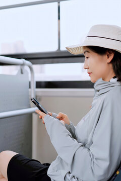通勤女性在公交車上查看手機(jī)