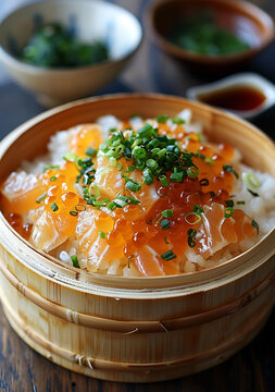 竹制容器里裝著鮭魚籽和鮭魚刺身蓋飯