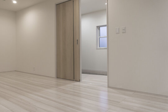 新建住宅的實(shí)木地板木門