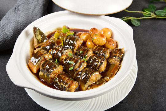 砂鍋獨(dú)蒜燒鰻魚