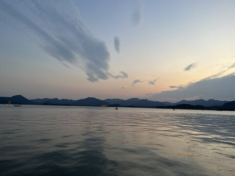 西湖映霞
