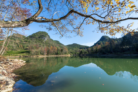 秋天湖光山色