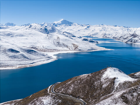 藍(lán)天白云雪后羊卓雍錯(cuò)高原圣湖