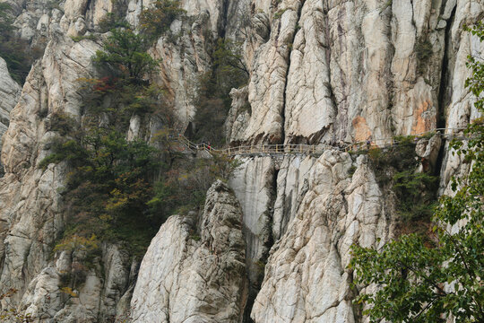 懸崖峭壁中的山道