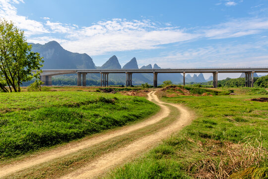 藍天青山綠地橋梁