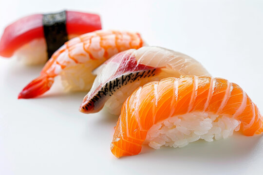 各種壽司包括金槍魚(yú)蝦和三文魚(yú)