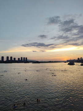 大堤河邊晚霞