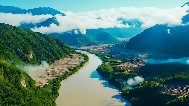 云霧繚繞的山谷河流景觀