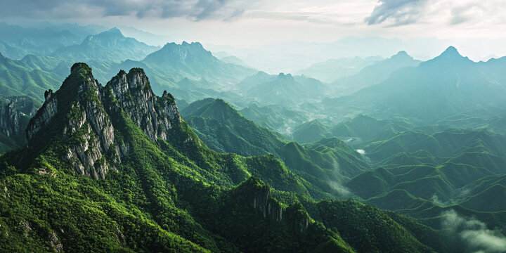 云霧繚繞山峰